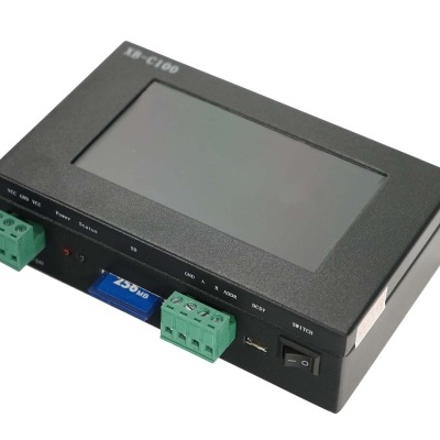 Dispositivo eletrónico preto com ecrã LCD e conectores verdes