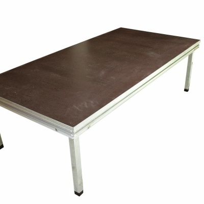 Mesa retangular castanha com pernas metálicas prateadas