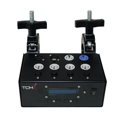 Equipamento de controlo elétrico preto com mostrador digital e tomadas