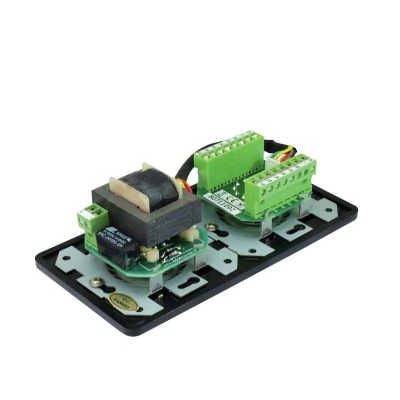 Placa eletrónica com componentes verdes e pretos numa base preta