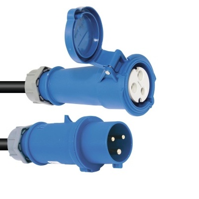 Ficha e tomada elétrica industrial azuis com cabo preto e tampa articulada.