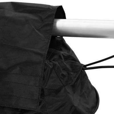 Saco preto com cordão elástico pendurado numa barra metálica branca