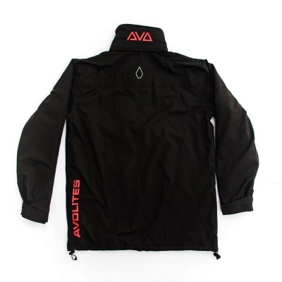 Casaco preto com texto vermelho AVOLTES e logo AVA na gola
