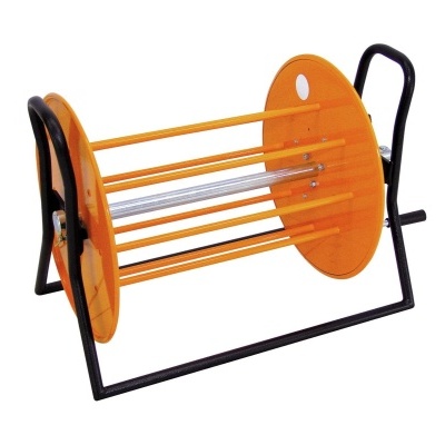 Armação de enrolar mangueira de jardim em metal preto e laranja