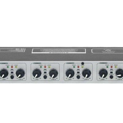 Amplificador de áudio ZD-250 formato rack com botões de controle de volume e interruptor de energia.