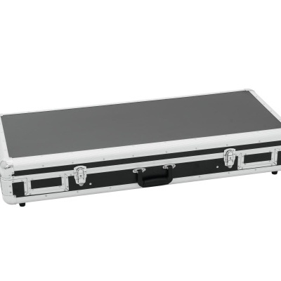 Mala de transporte preta retangular com bordas metálicas prateadas