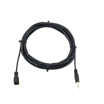 Cabo de áudio preto com conectores