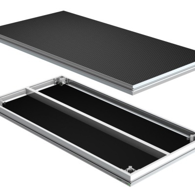 Placas retangulares metálicas e texturizadas pretas sobre fundo branco