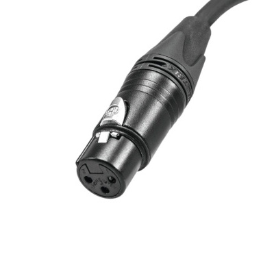 Cabo de áudio com conector XLR preto de metal e plástico