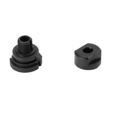 Duas peças pequenas de plástico preto com formas diferentes sobre fundo branco