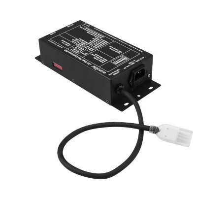 Fonte de alimentação elétrica preta com cabo e ficha transparente com etiquetas técnicas