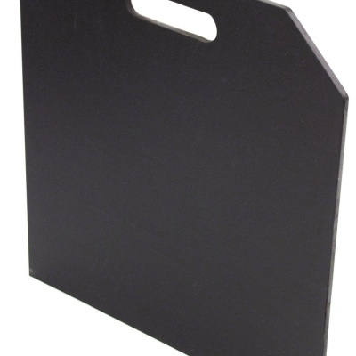 Placa preta retangular com pega retangular e cantos chanfrados