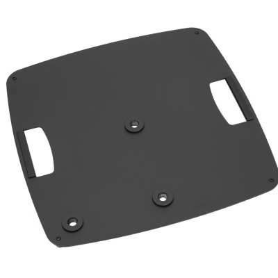Placa preta quadrada com aberturas retangulares e três pinos