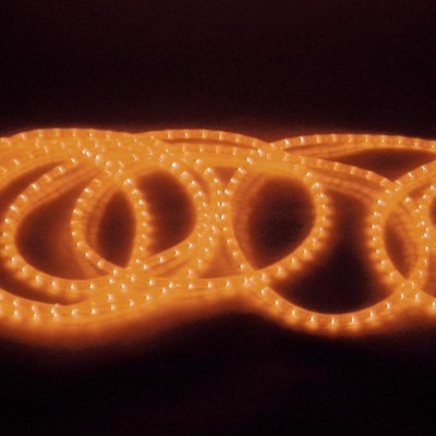 Tira de luz LED flexível laranja enrolada e iluminada