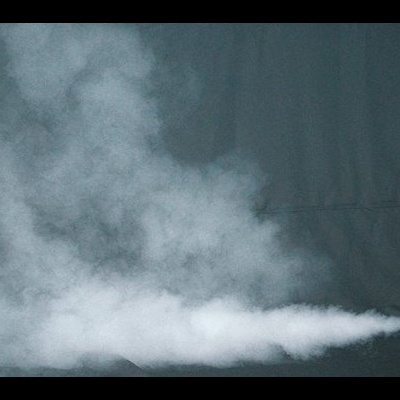 Vapor branco a sair de superfície metálica prateada com fundo cinza