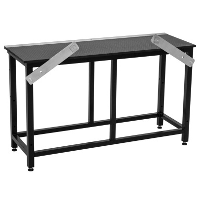 Banco de trabalho metálico preto com barras de reforço prateadas e superfície texturizada