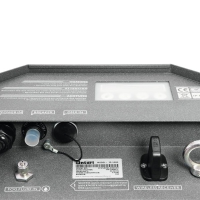 Equipamento metálico com conectores, botão rotativo e etiquetas técnicas.