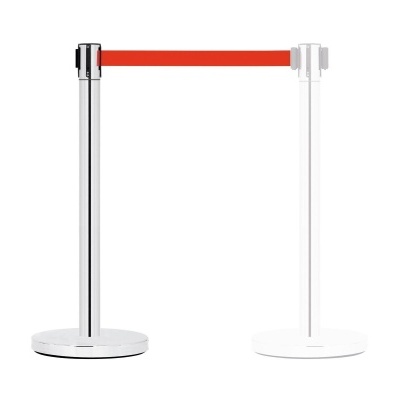 Poste de barreira metálica com correia vermelha