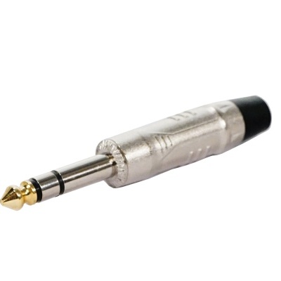 Conector de áudio jack metálico dourado e prateado isolado em fundo branco