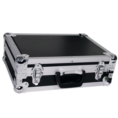 Estojos de transporte preto com estrutura metálica prateada e fechos cromados