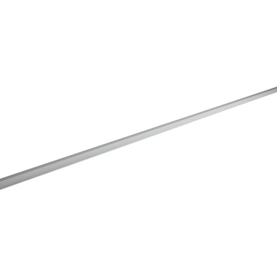 Perfil metálico longo prateado sobre fundo branco