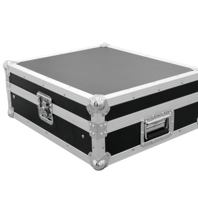 Mala de transporte preta com bordas metálicas prateadas