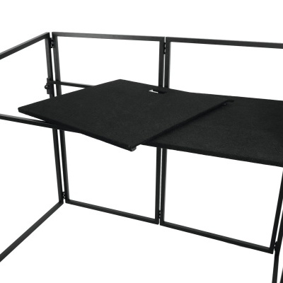 Mesa ou suporte com estrutura metálica preta e tecido preto estendido no topo