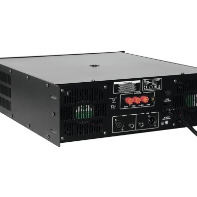 Potência de áudio profissional preta com conectores e ventiladores na parte traseira