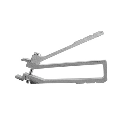 Ferramenta metálica cinzenta com alavanca articulada sobre fundo branco