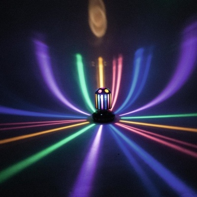 Projetor de luz colorida criando padrões numa superfície escura