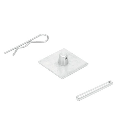 Conjunto metálico com pino, clipe e peça quadrada em fundo branco