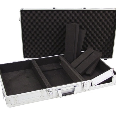 Mala de transporte em alumínio com interior forrado a espuma preta e divisórias ajustáveis.