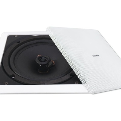 Coluna de som embutida quadrada com grelha branca destacável e marca TANNOY