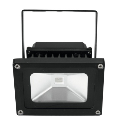 Proyector LED negro rectangular con soporte metálico y aletas de disipación.