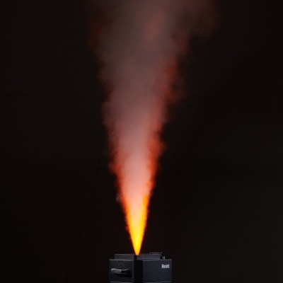 Máquina de fumo preta a emitir fumo iluminado em laranja