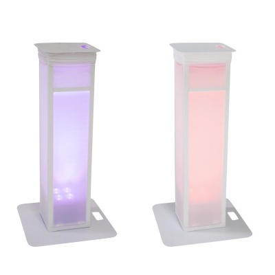 Duas lâmpadas de mesa retangulares iluminadas em roxo e rosa