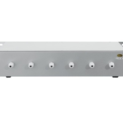 Equipamento metálico cinzento com seis botões brancos na frente e etiqueta amarela com texto FLEX