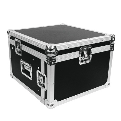 Caixa de transporte preta com cantos metálicos e fechaduras prateadas
