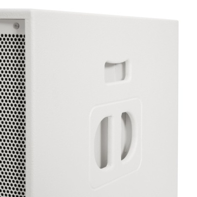 Caixa acústica branca com grelha metálica cinzenta e aberturas de ajuste na lateral