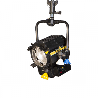 Luz de teatro preta com detalhes coloridos e texto 'De Sisti'