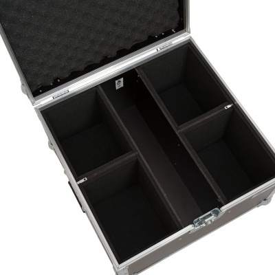 Caixa de transporte preta com compartimentos e estrutura metálica prateada