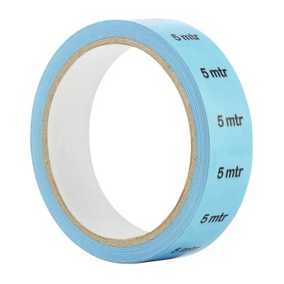 Rolo de fita adesiva azul claro com texto 5 mtr preto