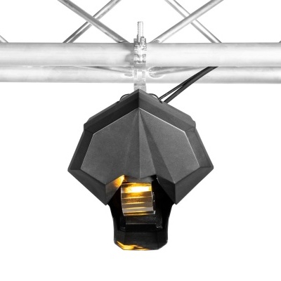 Luz de palco preta com design geométrico pendurada numa estrutura metálica.