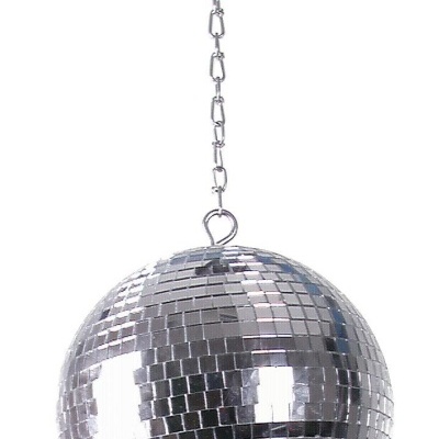 Esfera de discoteca prateada pendurada em corrente metálica com suporte preto no teto