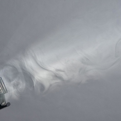 Difusor de aroma elétrico preto a emitir vapor branco