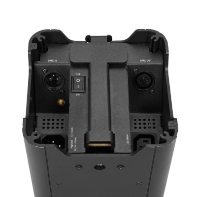 Dispositivo tecnológico preto com interruptor e conectores DMX 512 em fundo branco