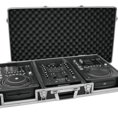 Mesa de mistura e giradiscos de DJ preta numa caixa de transporte acolchoada