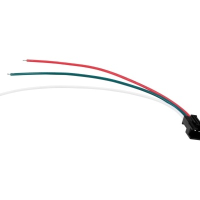 Conector elétrico preto com fios vermelho, verde e branco