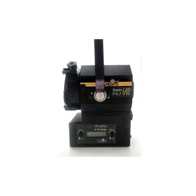 Equipamento de iluminação LED profissional preto com texto e controlo