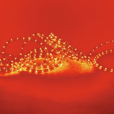 Fita LED amarela iluminada sobre fundo vermelho